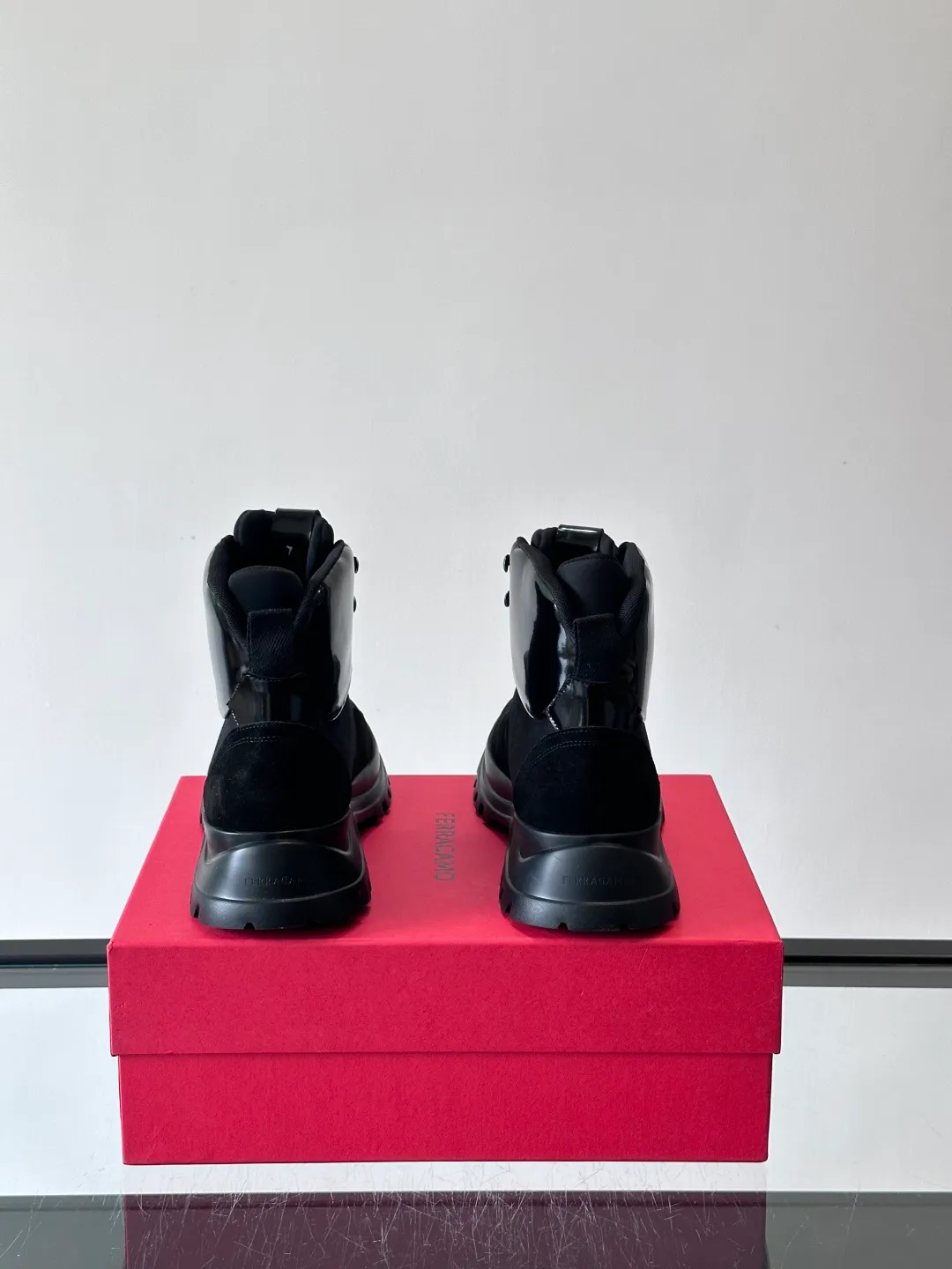 Men's shoes 💰960 Ferragamo's thick-soled lace-up short boots are made of suede + fabric splicing. They have a delicate texture and are breathable. The black rubber thick soles are wear-resistant and have strong traction. They can be worn every day outdoors! The shoelaces are super vibrant and the metal fastener details are perfect. The boot shaft is adjustable, comfortable and stable to wear. It goes well with workwear style or casual style in autumn and winter. It is warm and fashionable. It is suitable for outdoor activities or daily commuting! size: 39-44 (customized at 38.45.46)